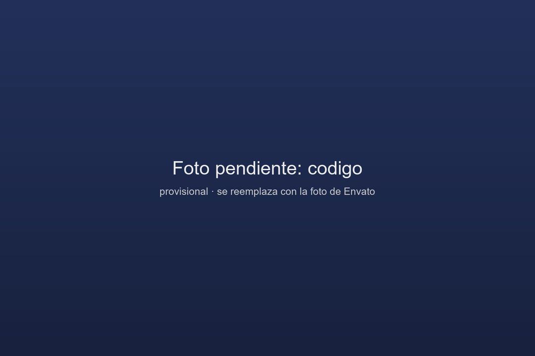 Programador escribiendo código en la pantalla de su computadora