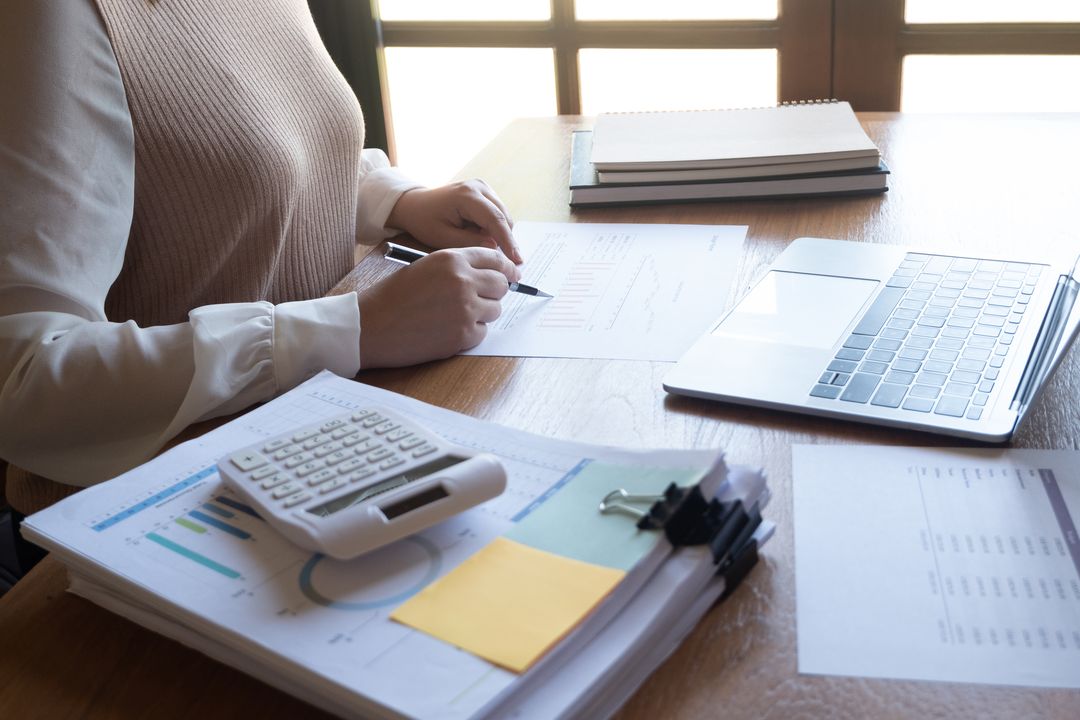 Persona revisando gráficas de negocio en su escritorio