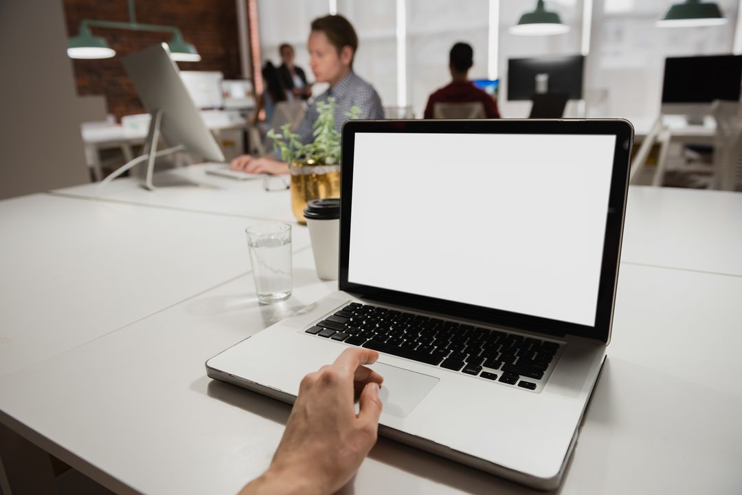 Laptop sobre un escritorio de oficina