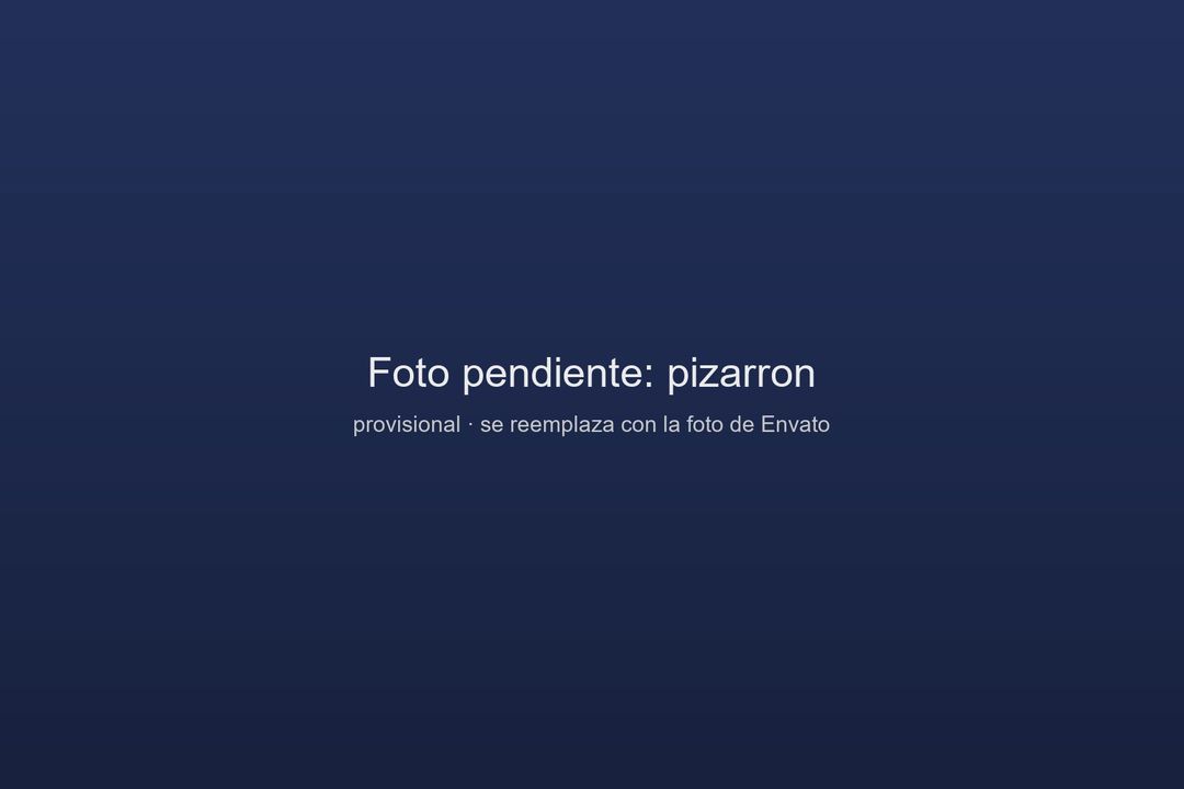Equipo planeando frente a un pizarrón