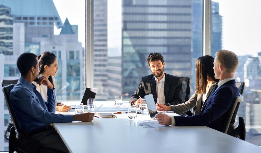 Equipo de trabajo reunido en una sala de juntas