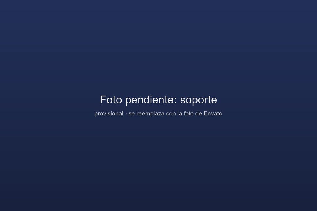 Persona de soporte técnico atendiendo con audífonos