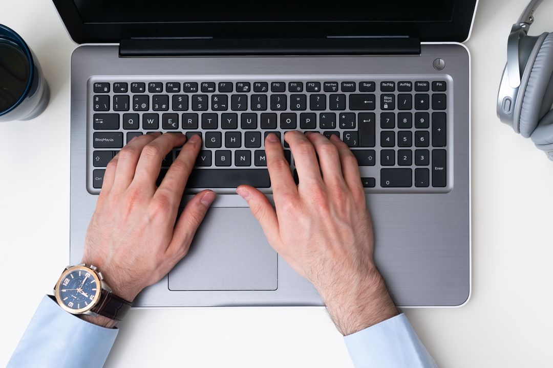 Manos tecleando en una laptop